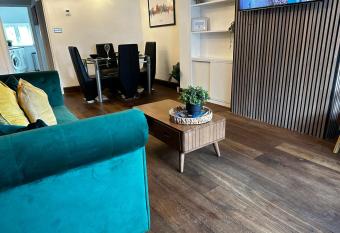 Vibrant house stay in Windsor FREE Parking allows 18 year olds to book a room