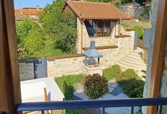 Villa Madeleine has rooms with a private hot tub