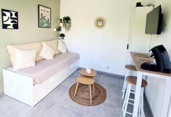 Le Nid Chalonnais has Balcony rooms