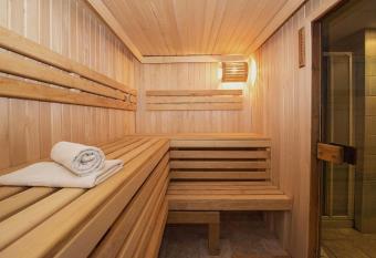 Luxury 1BR Pool, Gym, Rooftop and Prime Location has rooms with a private hot tub