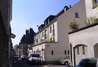 Studio calme au coeur de Tours allows 18 year olds to book a room