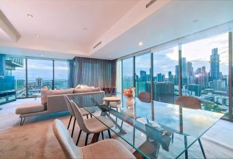 Deluxe City and Sky View Apartment has rooms with a private hot tub