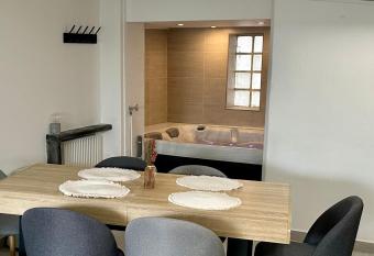 Maison hyper centre has rooms with a private hot tub