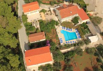 Pool View Bedroom 6 allows 18 year olds to book a room