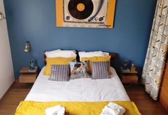 Du chemin vert allows 18 year olds to book a room