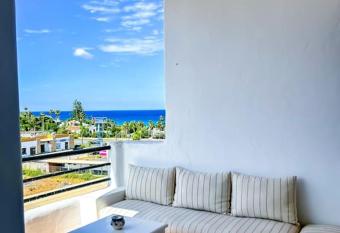 Superbe appartement vue sur mer has Balcony rooms