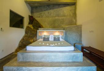 The Horizon Hill Top Villa has rooms with a private hot tub