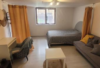 La Maison JAUNE has Balcony rooms