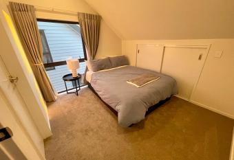 Free carpark, 4-bedroom house has rooms with a private hot tub