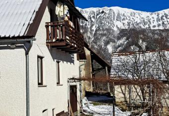 Hikers Hut Hi  ar allows 18 year olds to book a room