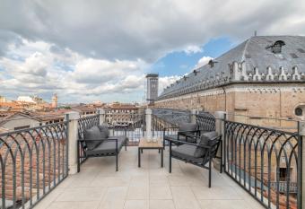 La terrazza sulle Piazze - Centro Storico has rooms with a private hot tub