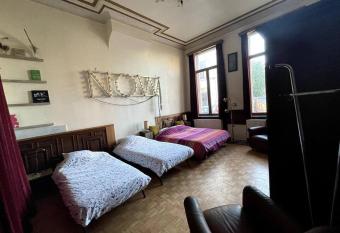 Spacy Room in Old Townhouse Relaxed Vibe with LATE Check-out! allows 18 year olds to book a room