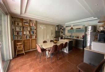 Grande villa familiale has rooms with a private hot tub