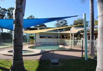 Pleasurelea Tourist Resort & Caravan Park has Balcony rooms