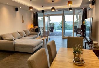 Mimice BeachPool Crib has rooms with a private hot tub