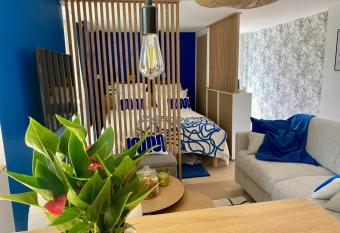 G  tes du Prieur   has Balcony rooms