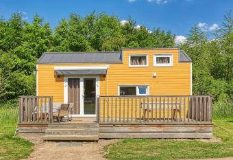 Yellow Tiny House with shared pool has rooms with a private hot tub