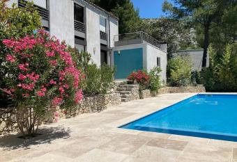 Magnifique villa avec piscine en Provence has Balcony rooms