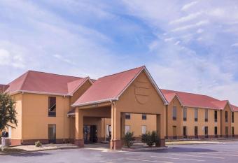Super 8 by Wyndham Tallapoosa has Smoking rooms