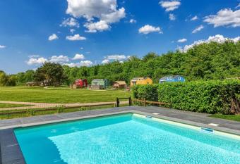 Blauwe Tiny House 6 persoons has rooms with a private hot tub