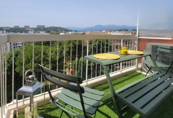 Splendide T2, 200m de la mer, climatis  , parking has Balcony rooms