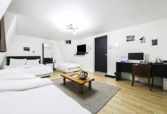 Ekonomy Hotel Incheon has rooms with a private hot tub