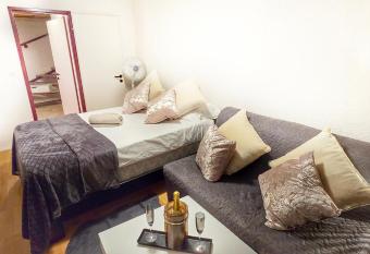 Au 26BIS, 2 Appartements MONTREUX, 1 Apartment niveau 0 et un autre appartement duplex niveau 1 et 2, 15 minutes    pieds du centre de Montreux, Lac L  man, id  al pour balades en ville, Montagne, festivals, Casino, plages, ski, Fredy Mercury, March   de No  l has Balcony rooms