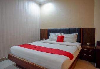 RedDoorz Plus At Grand Pacifik Hotel Makassar allows 18 year olds to book a room