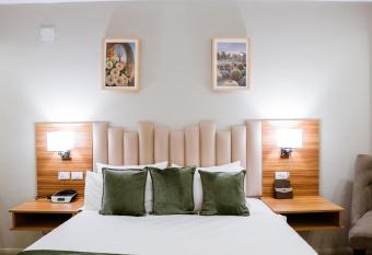 Monarch Hotel has rooms with a private hot tub