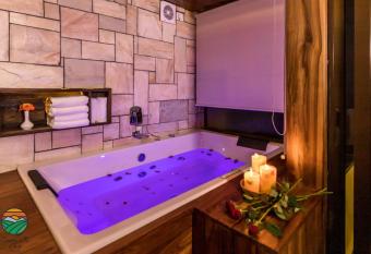 Hotel Country Villa has rooms with a private hot tub