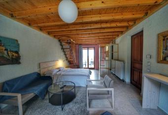 Livadi Suites has rooms with a private hot tub