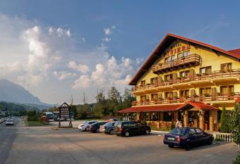 Hotel Riviera allows 18 year olds to book a room