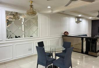 Shah Alam Momash Homestay , Icity, Uitm, Seksyen 7 allows 18 year olds to book a room