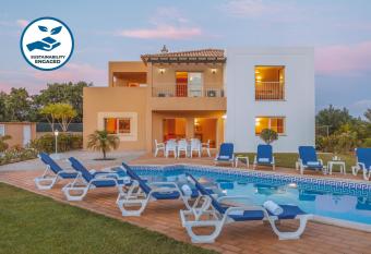 Villa Maya Bay by Algarve Vacation allows 18 year olds to book a room