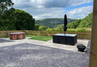 Three bed static caravan with fantastic views and hottub allows 18 year olds to book a room