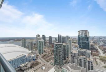 3BR Skyline Condo - By CN Tower & MTCC & Free Parking has rooms with a private hot tub