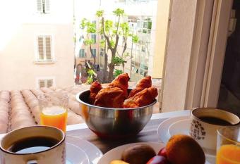 Studio    deux pas de l Op  ra allows 18 year olds to book a room