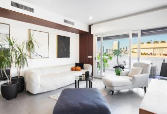 TLV Penthouse With bomb shelter, Hottub and OutDoor Kitchen has rooms with a private hot tub