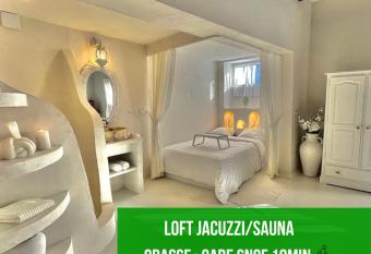 Le Rom antique has rooms with a private hot tub