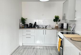 Cozy Family House 10 min from Manchester Airport has rooms with a private hot tub