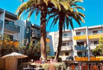 Lovely Hollywood Studio with Pool, Balcony and Parking has rooms with a private hot tub