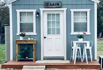 Tiny house ~ Our little piece of paradise allows 18 year olds to book a room