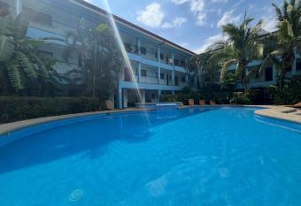 Bright Studio in Coco for rent allows 18 year olds to book a room