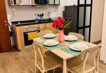 M2 #15 Dpto familiar - 3 camas Frente Embajada USA has rooms with a private hot tub