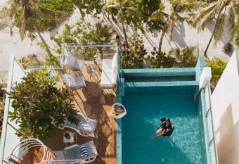 Blue Sky Beach has rooms with a private hot tub