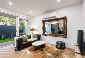 Stylish House - Walk to Beach allows 18 year olds to book a room