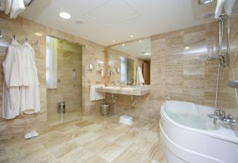 Exe Las Palmas allows 18 year olds to book a room