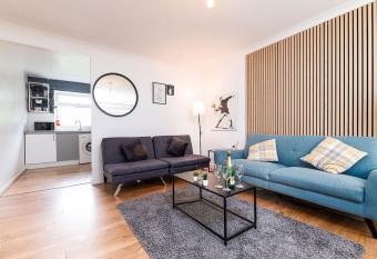 Cozy 3-Bedroom Flat Opposite Forest Recreation Ground has Balcony rooms