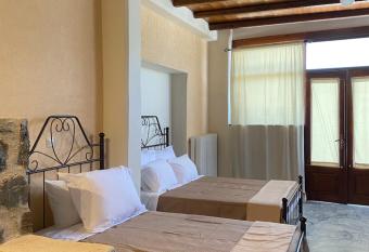 1924 Studios 4 has Balcony rooms