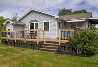 Crossroads in The Finger Lakes has Balcony rooms